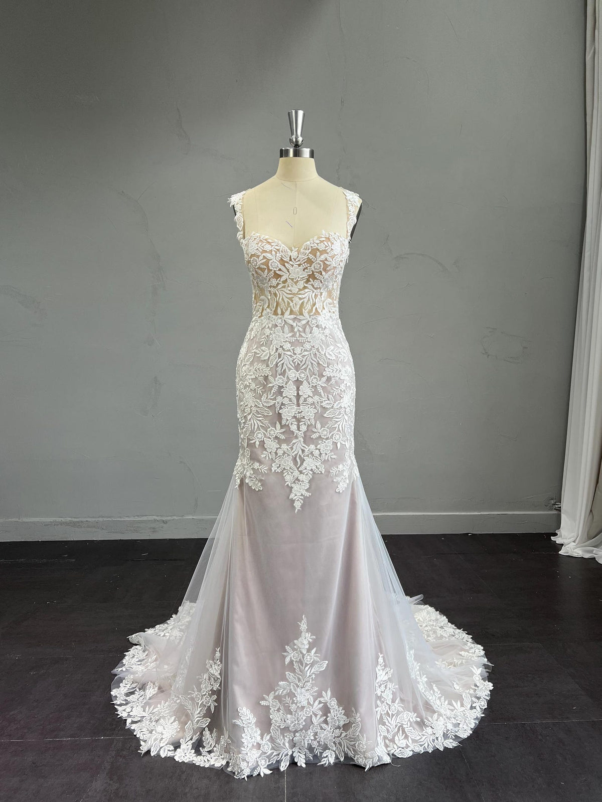 Mermaid Wedding Dress Sweetheart Neck Floral Lace Bridal Gown Nude Tulle Train Sleeveless Wedding Gown