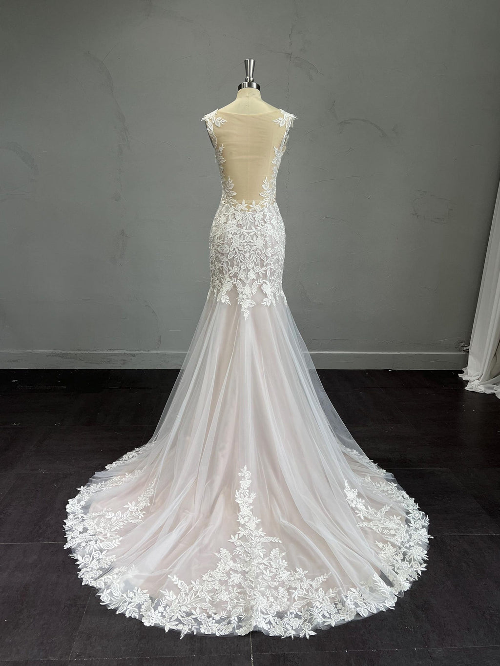 Mermaid Wedding Dress Sweetheart Neck Floral Lace Bridal Gown Nude Tulle Train Sleeveless Wedding Gown