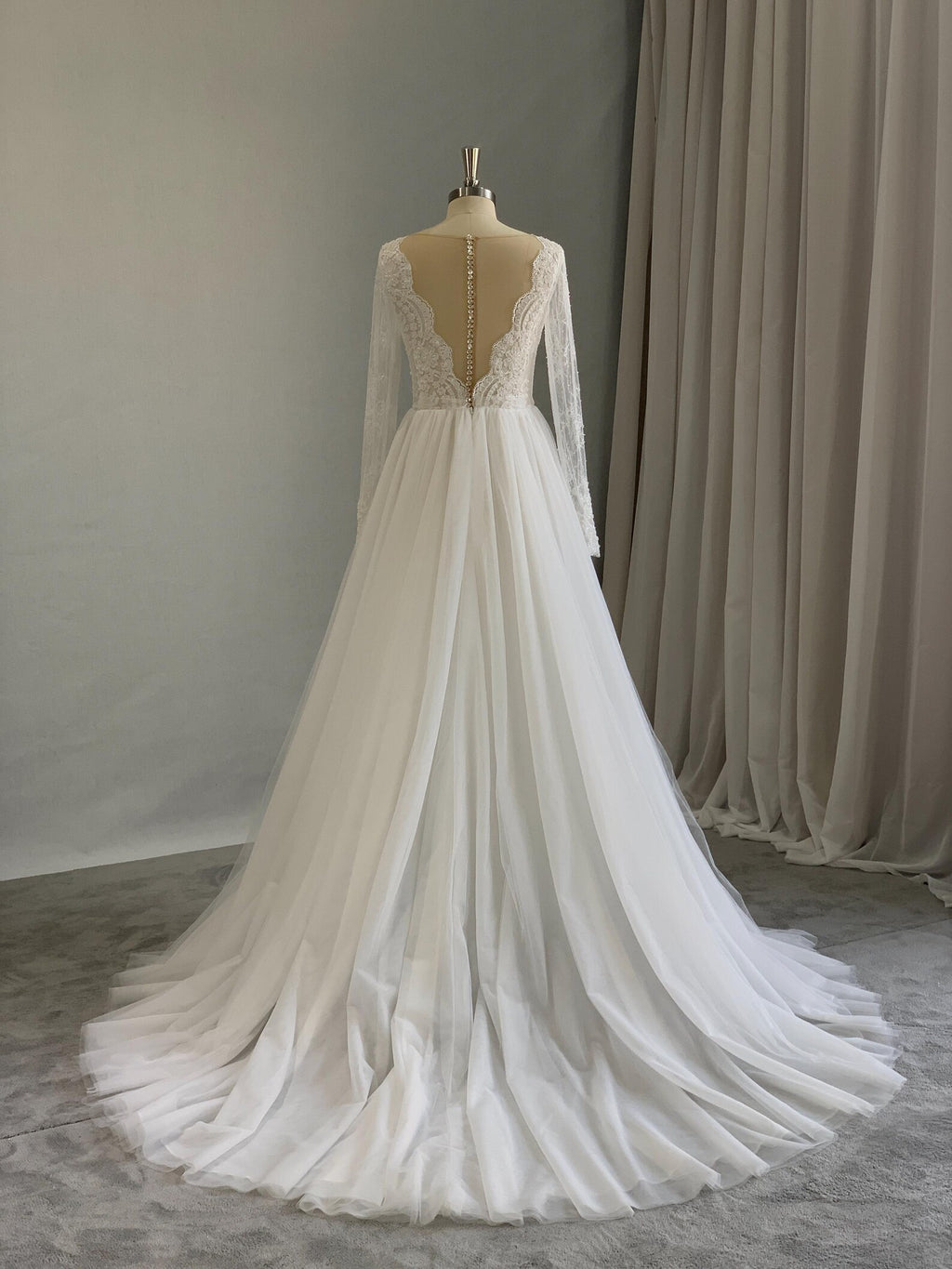 Long Sleeve A-Line Wedding Dress V Neck Lace Bridal Gown Tulle Skirt With Sash Romantic Wedding Gown