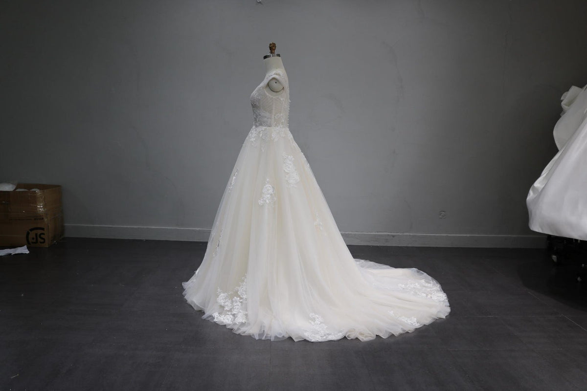 Off The Shoulder A-Line Wedding Dress V Neck Floral Lace Bridal Gown Flowy Tulle Chapel Train Wedding Gown