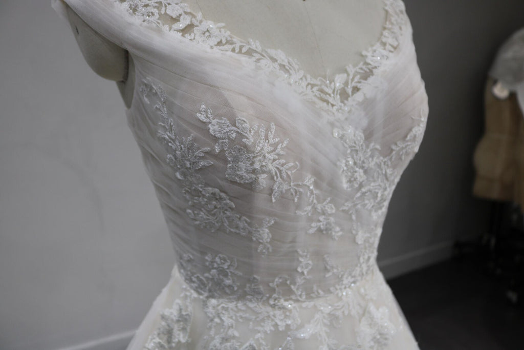 Off The Shoulder A-Line Wedding Dress V Neck Floral Lace Bridal Gown Flowy Tulle Chapel Train Wedding Gown