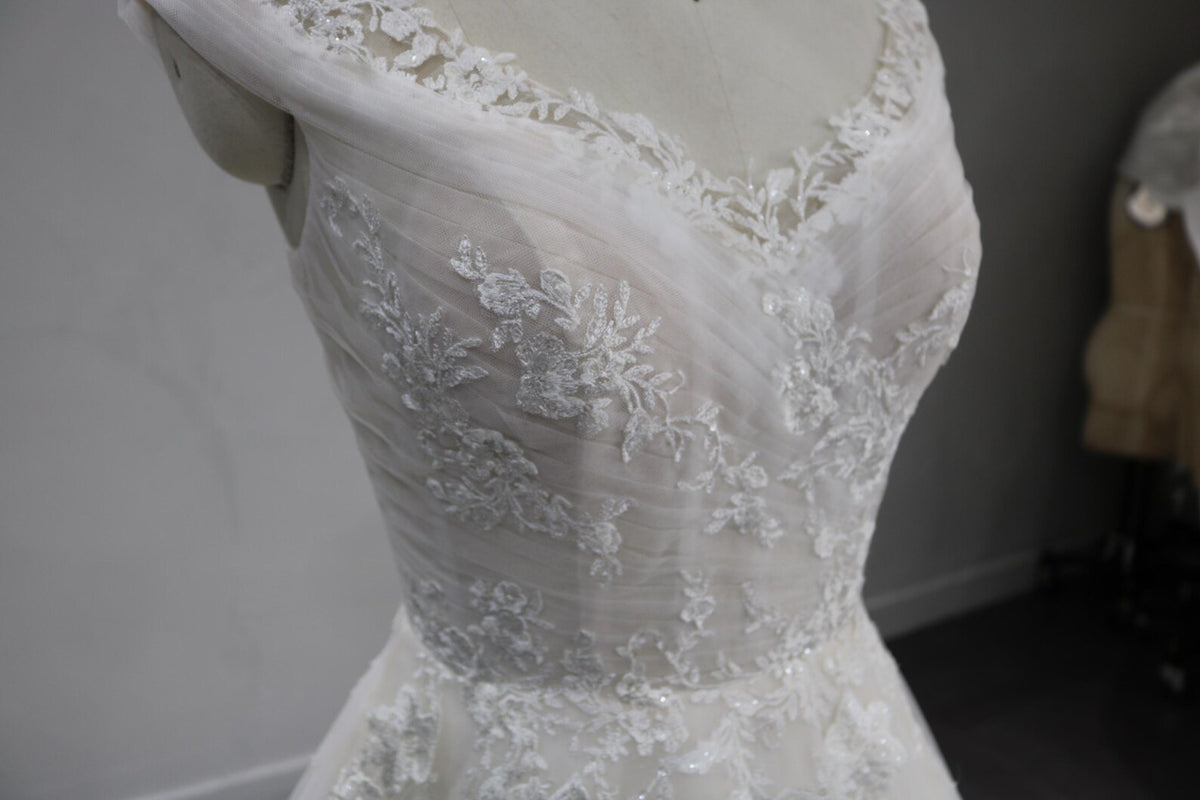 Off The Shoulder A-Line Wedding Dress V Neck Floral Lace Bridal Gown Flowy Tulle Chapel Train Wedding Gown