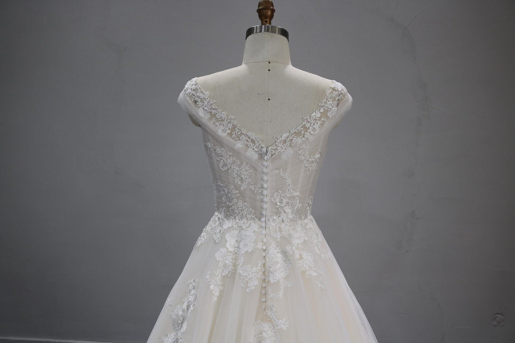 Off The Shoulder A-Line Wedding Dress V Neck Floral Lace Bridal Gown Flowy Tulle Chapel Train Wedding Gown