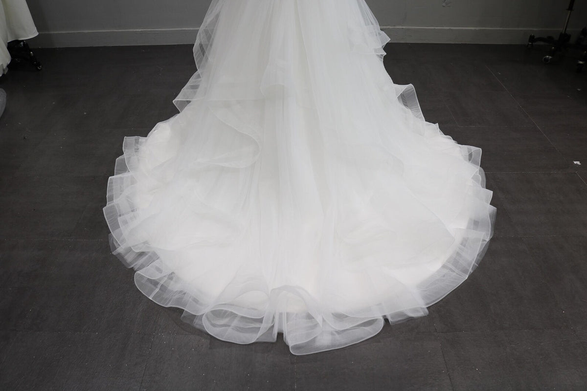 Off the Shoulder Lace Ball Gown Wedding Dress, Ruffled Tulle Bridal Gown, Deep V Neck A-line Wedding Dress with Train