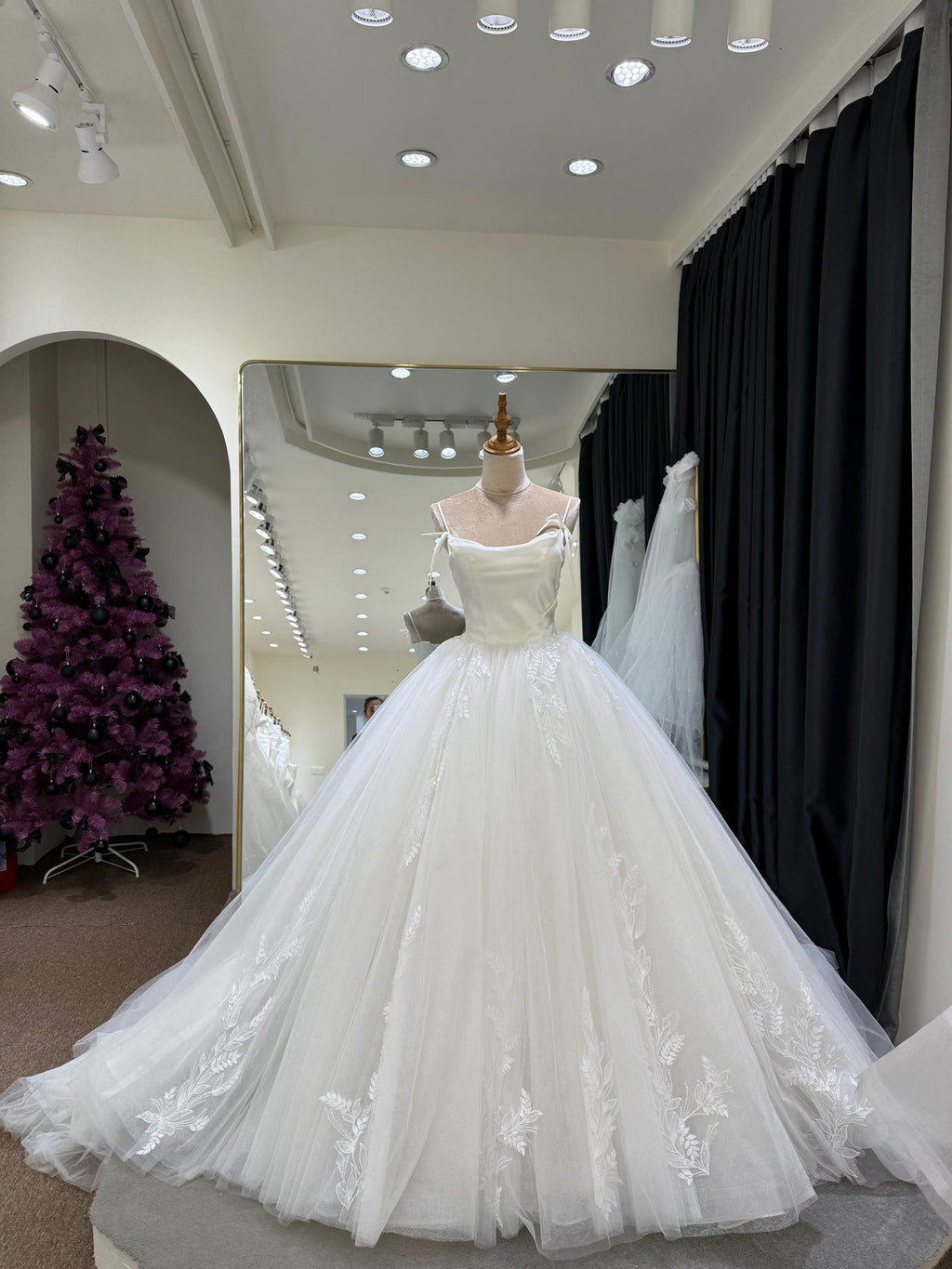 vStrappy Bow Wedding Dress, Satin Bodice Tulle Ball Gown, Lace Embroidery Bridal Gown With Long Train, Romantic Princess Wedding Dress